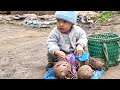 The father works as a hired laborer and the son alone harvests taro and sells it to make ends meet