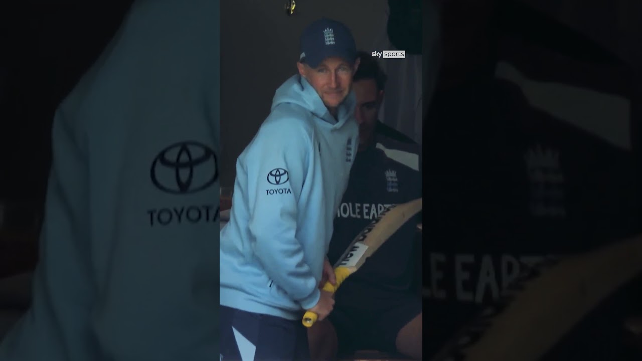 Joe Root shadow-batting... left-handed! ๐
๐ค