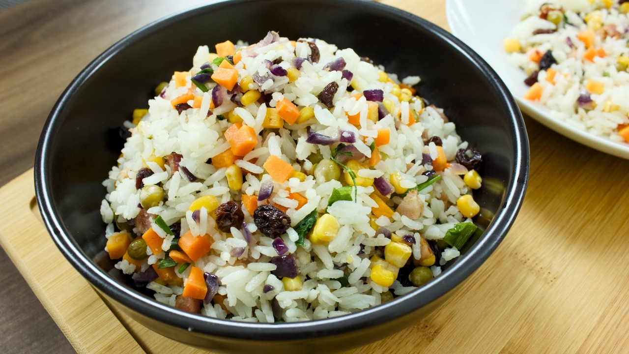 ARROZ ESPECIAL COM BACON, LEGUMES E PASSAS ACOMPANHAMENTO PERFEITO