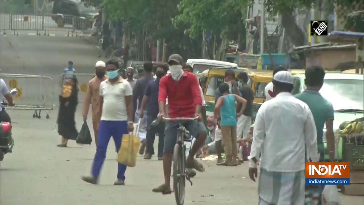 COVID-19: People violate social distancing norms at Kolkata`s red zone area