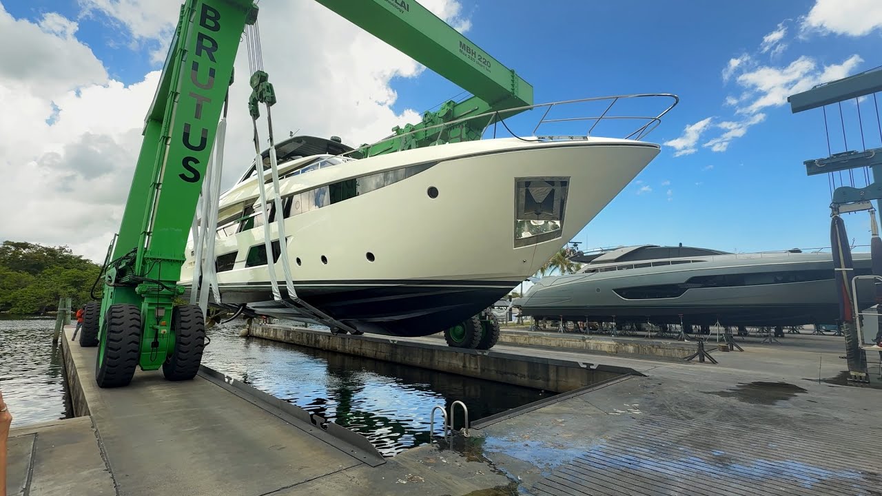 Процесс покупки яхты за 12 миллионов долларов.