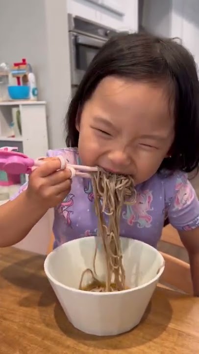Anak-anak ini SANGAT suka makan mie