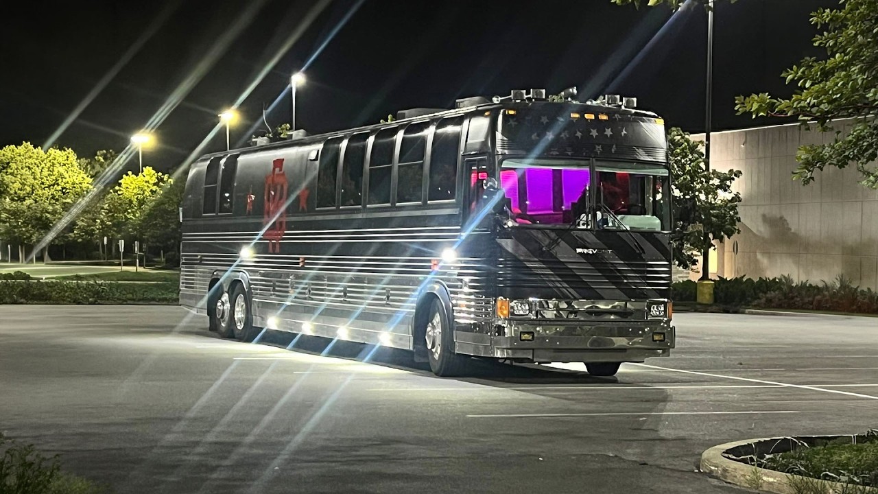 Продается автобус Prevost XL45 1995 года выпуска с спальным местом и двухъярусными кроватями.