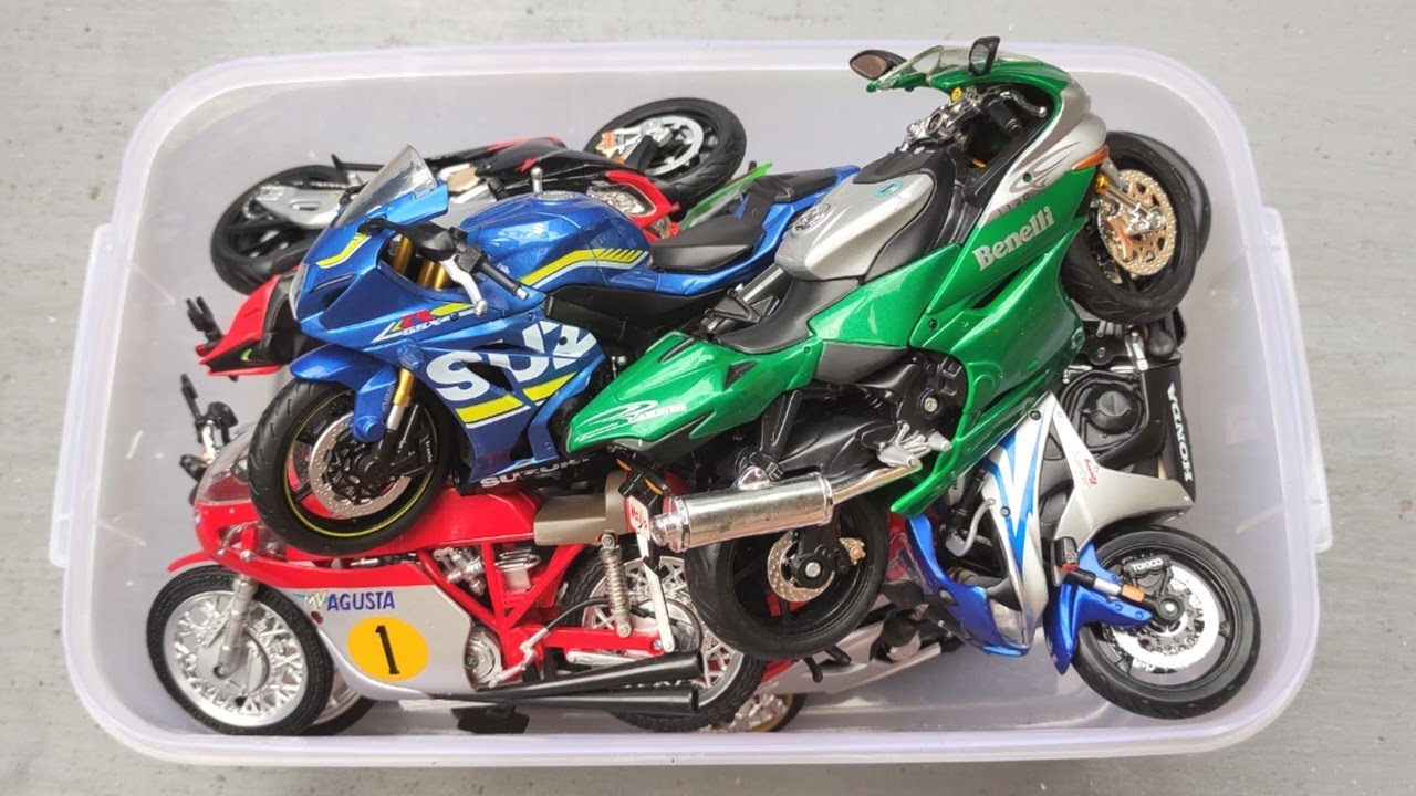 Box Full of Diecast Metal Scale Model Bikes, BMW Bike, Suzuki Bike