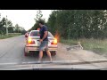 Izbacio flašu kroz prozor pa izbačen iz taksija