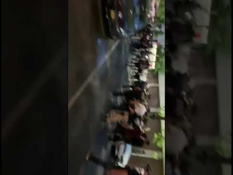 عنف الشرطه في امريكا تلقي بفتاة بالارض دون رحمة ودعاها بالساقطه والغبيه