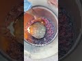 密封した土鍋で米と肉を一緒に炊くユニークな方法。