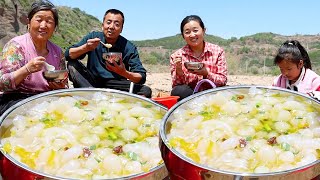 The whole family worked hard to plant the peach millet of hope  the mother made delicious sour soup