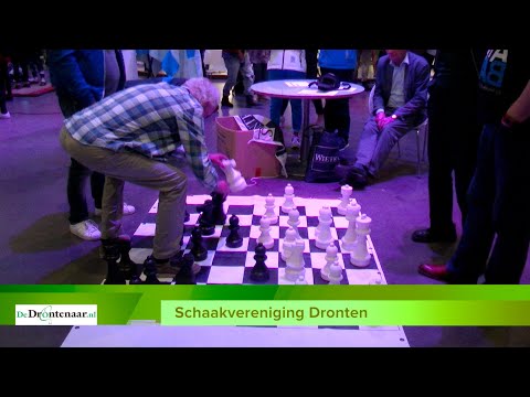 VIDEO | Je hoeft niet stil te zijn bij schaakclub Dronten: „Ook donderjagen en ouwehoeren”