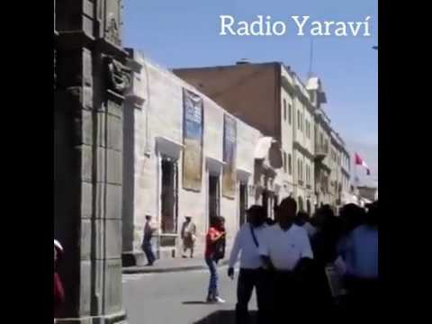 Trabajadores de la UNSA se cuelgan en el Portal de San Agustín (Video: Radio Yaravi)