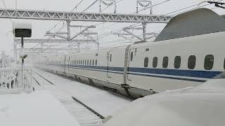 JR東海・米原駅　雪の中の東海道新幹線