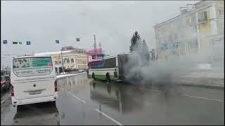 В Барнауле общественный автобус безбожно устроил дымовую завесу на дороге.