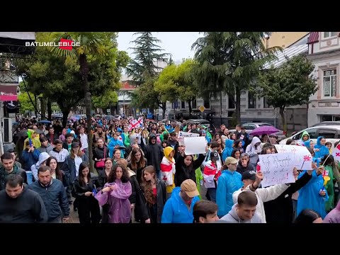 გაკვეთილების ნაცვლად სამშობლოს დასაცავად - ბათუმელი სკოლის მოსწავლეები რუსულ კანონს აპროტესტებენ
