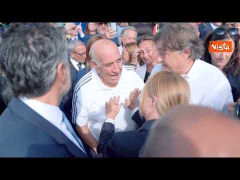 Video Meloni ad Amatrice, un anziano si commuove: La gioia più grande. Meloni: Non mi far commuovere
