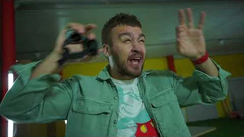ВКЛЮЧИЛ САМЫЙ ЯРКИЙ ФОНАРИК В ЗЕРКАЛЬНОЙ КОМНАТЕ!
