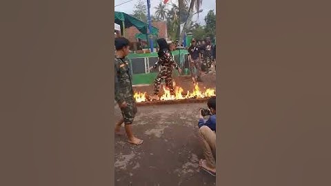 Aksi Denwatser berjalan diatas bara api yang membara