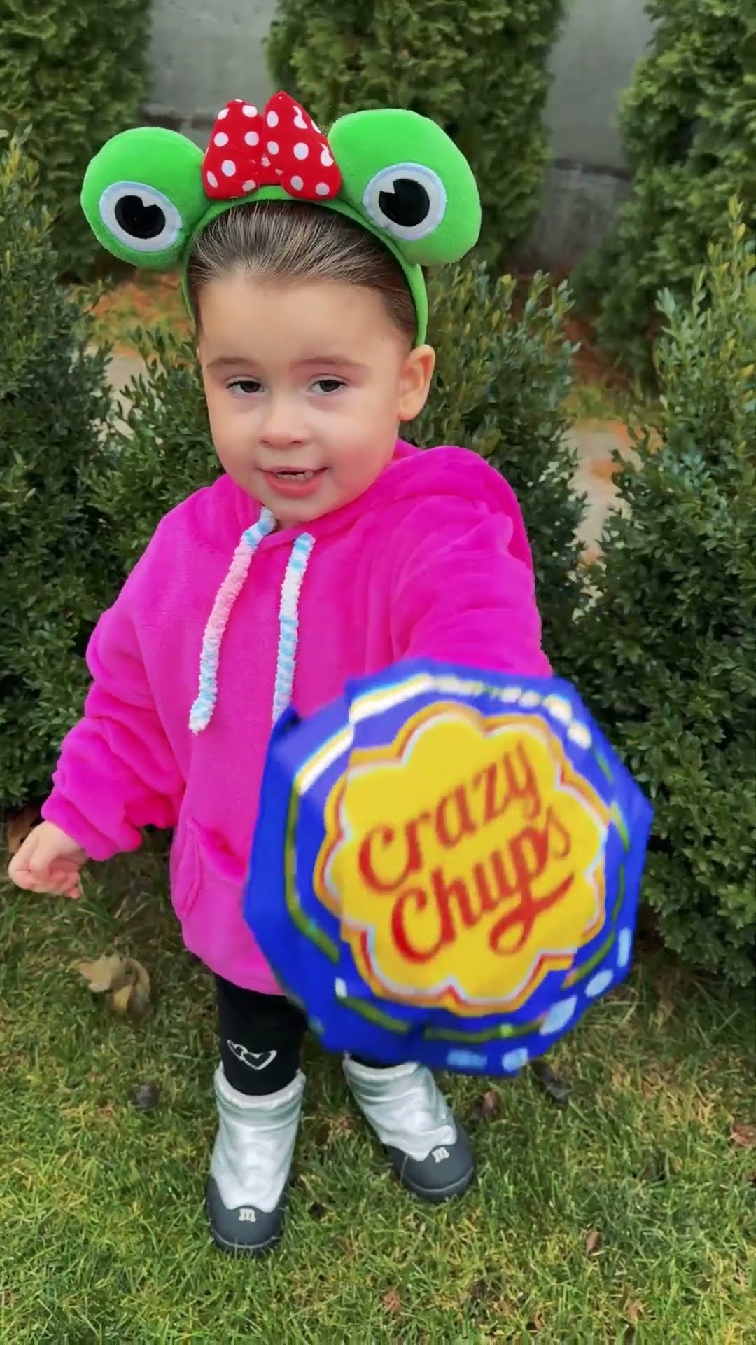 comedy: ?cute baby sharing lollipops❤️???