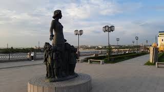 Памятник Учителю или по другому называют:Памятник первой учительнице на набережной Ангары в Иркутске