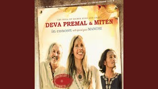 Video thumbnail of "Deva Premal - Ilumina (feat. Manose)"