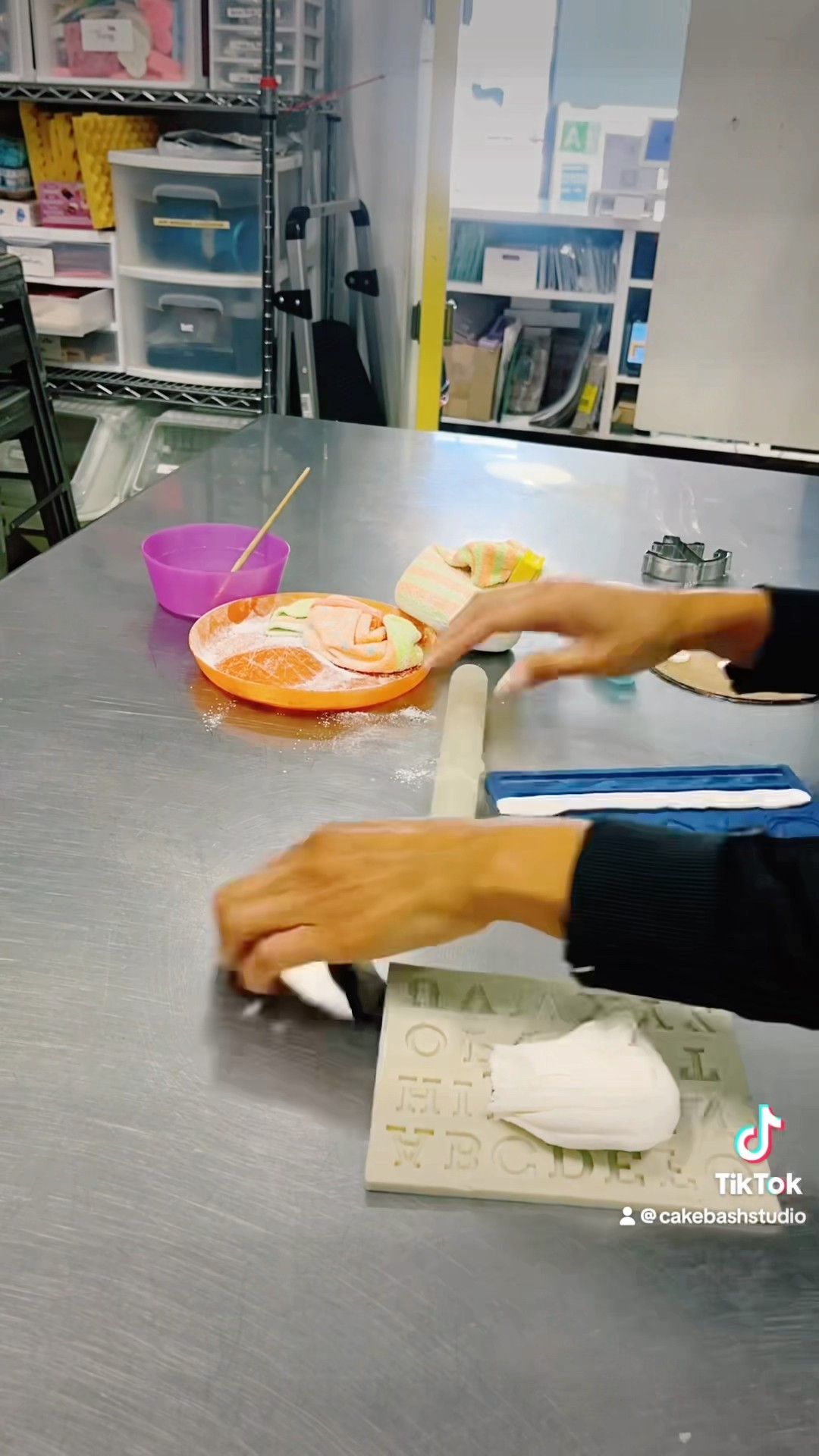 USING MOLDS TO CREATE A LOGO WITH FONDANT #learn #diy #decoration#cake