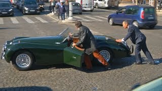 Парад ретроавто прошёл в честь 120-летия Парижского автошоу