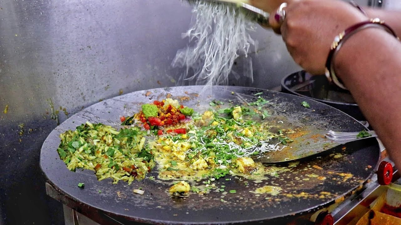 Dabangg Lady Making Omelette Lahori & Rice | Roadside Two Layer Egg Curry Dish | Indian Street Food | Street Food Fantasy