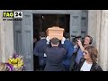 Funerali Franco di Mare, l’arrivo del feretro alla Chiesa degli Artisti accompagnato dalla moglie