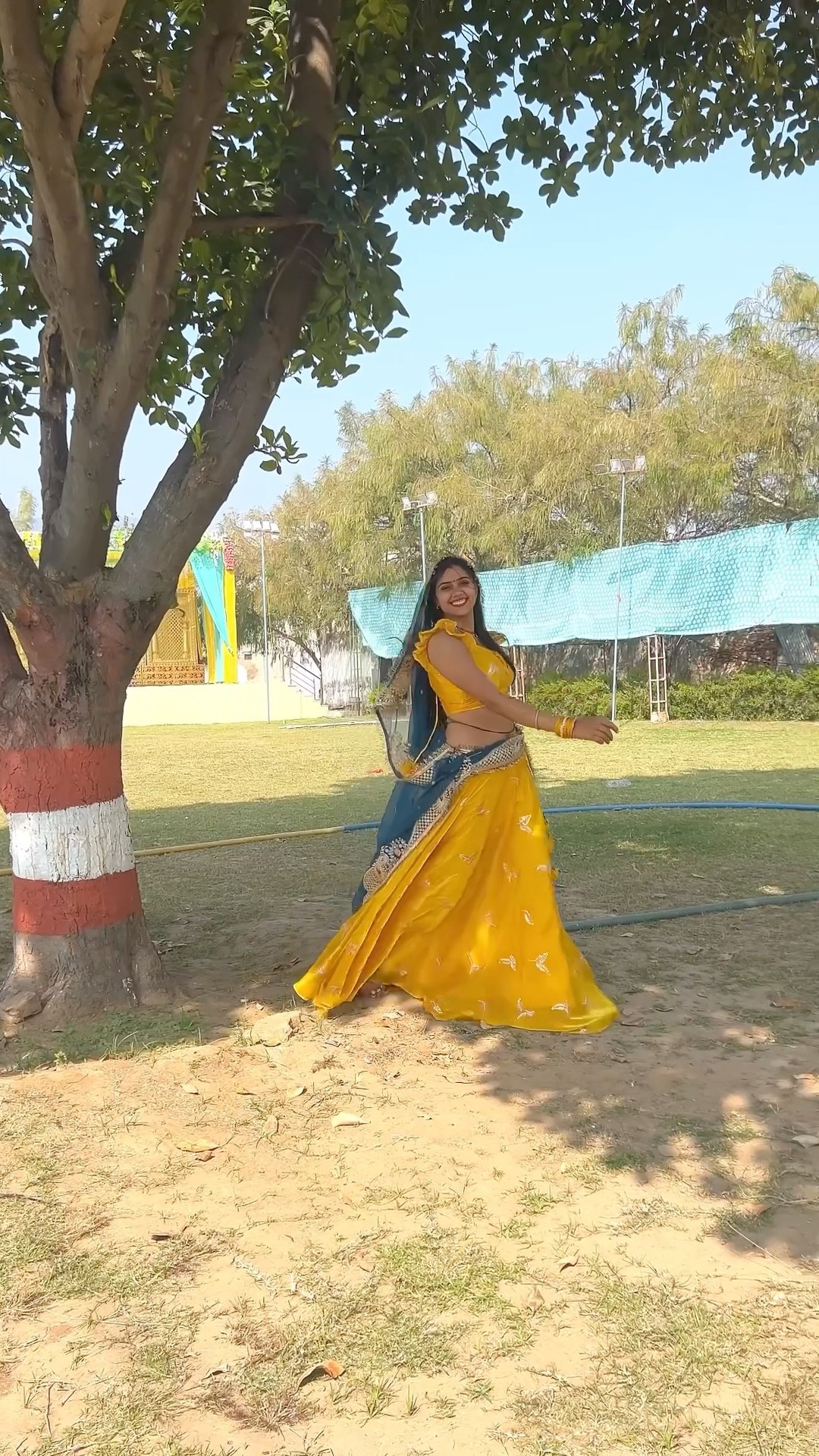 सोलह सत्रह की उमर धरो तने #short #dance #meenu #trending #ytshorts