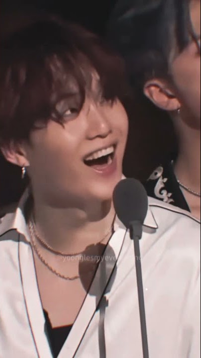 Suga ketawa ngakak