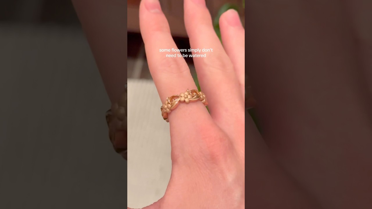 A rose gold flower ring like no other 😍