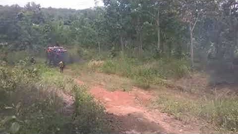 Xe công nông hai cầu chở mì lên dốc cực khỏe.