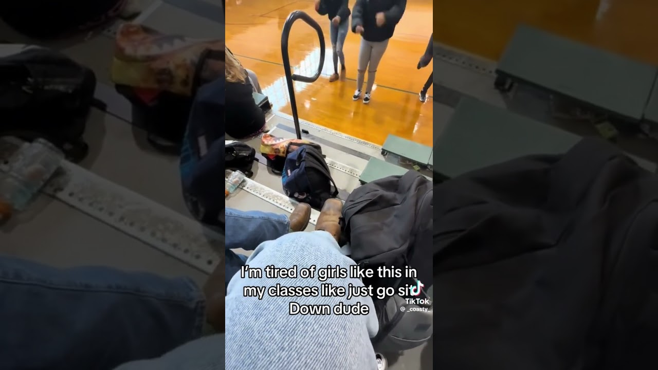 the ripped skinny jeans 😭😭😭