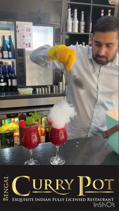 Des Cocktails Alcoolisés Rafraîchissants Avec De La Neige Carbonique à La  Menthe Et Des Fruits Sur Le Bar En Gros Plan Vapeur Blanche Autour Des  Verres