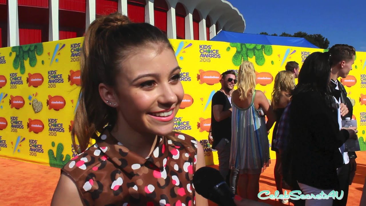 3. G Hannelius Rocks Blue Hair at the Kids' Choice Awards - wide 3