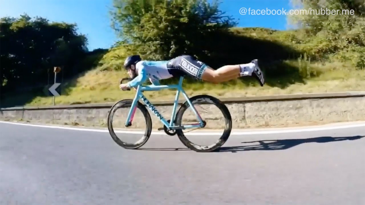 Sportlicher Trick: Superman radelt allen davon