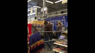 Мужик танцует в магазине