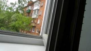 Заблокированная створка пластикового окна с фурнитурой SIEGENIA AUBI