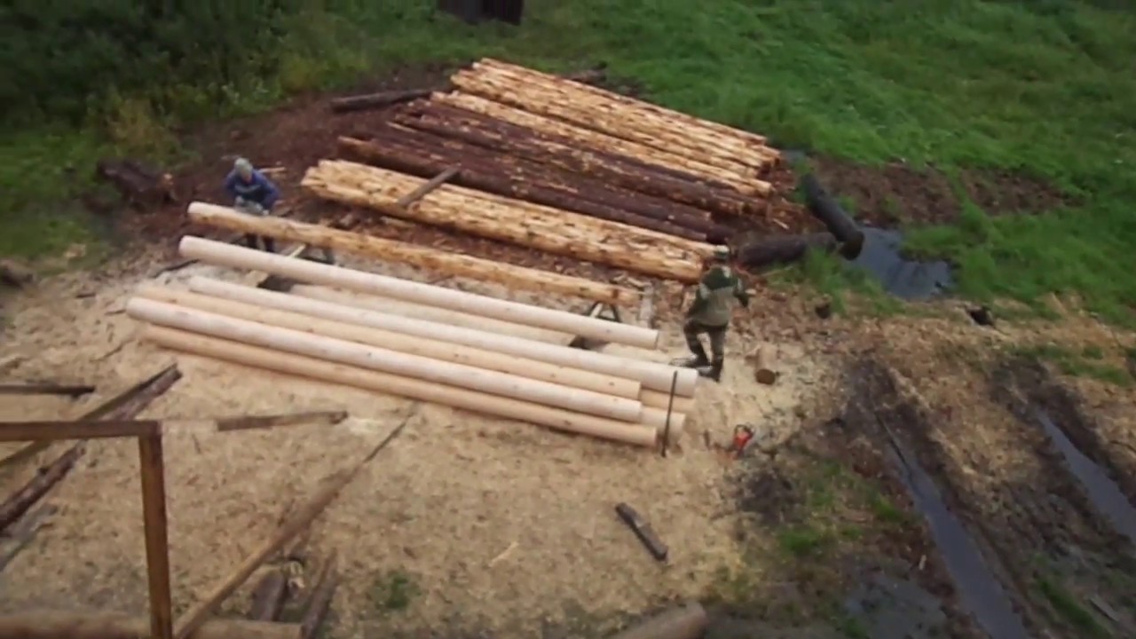 ⁣Быстрый способ поднять бревна на сруб.Рубка сруба.