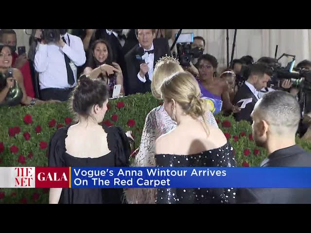 Anna Wintour In Versace - 'Evita' Opening Night - Red Carpet
