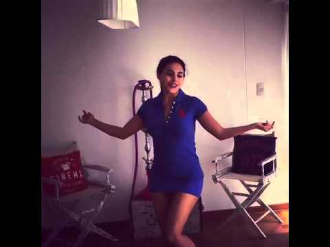 Stephanie Valenzuela bailando