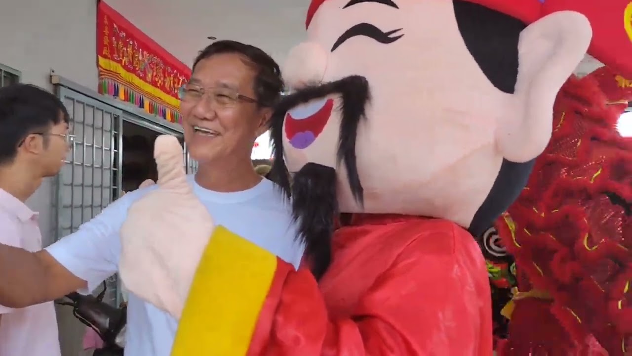年初二 何秋 舞狮团 采青