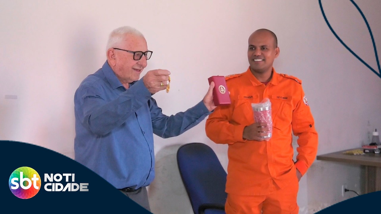 Momento de honra: Otávio Eckert, diretor-geral da TV Real, visita o quartel do Corpo de Bombeiros.