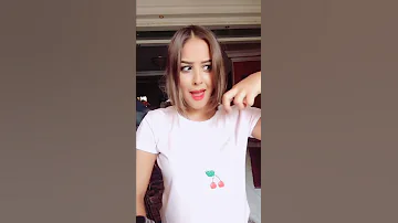 جاى فى حكايه واقف وفى ايدى الجوبايه 