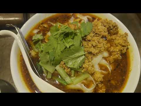 港区赤坂『陳家私菜』様にて、麻辣刀削麺地獄辛をいただきました☺サービスの水餃子も🥢