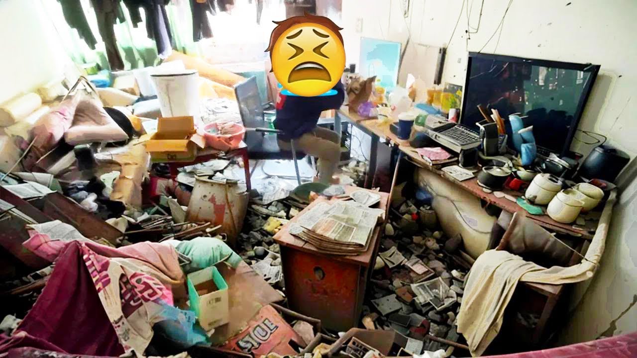 🤢THIS ROOM IS DISGUSTING!!! 😖IF YOU DON'T CLEAN IT UP, IT WILL BE CRAWLING WITH COCKROACHES!😰