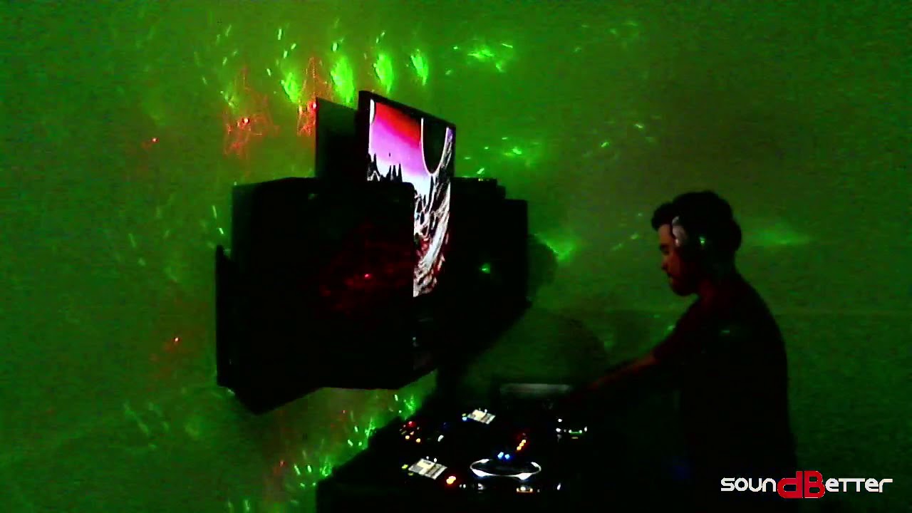 DJ Ezeq Van at SoundBetter studio