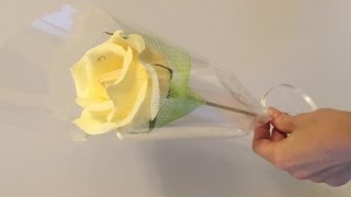 Роза из конфет в индивидуальной упаковке