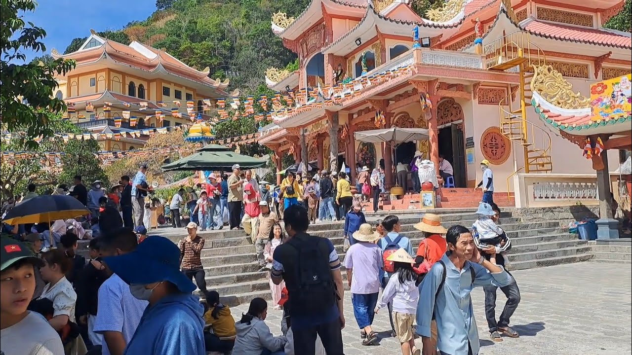 Chiều mùng 2 Tết bà con đi chùa Bà rất đông