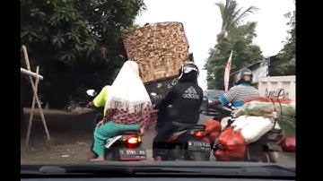 Detik Detik Truk pengangkut kayu terguling