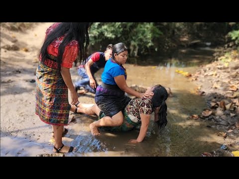 Mujeres Se P e l e a n Por Un P i n c h e Hombre Que No Vale La Pena